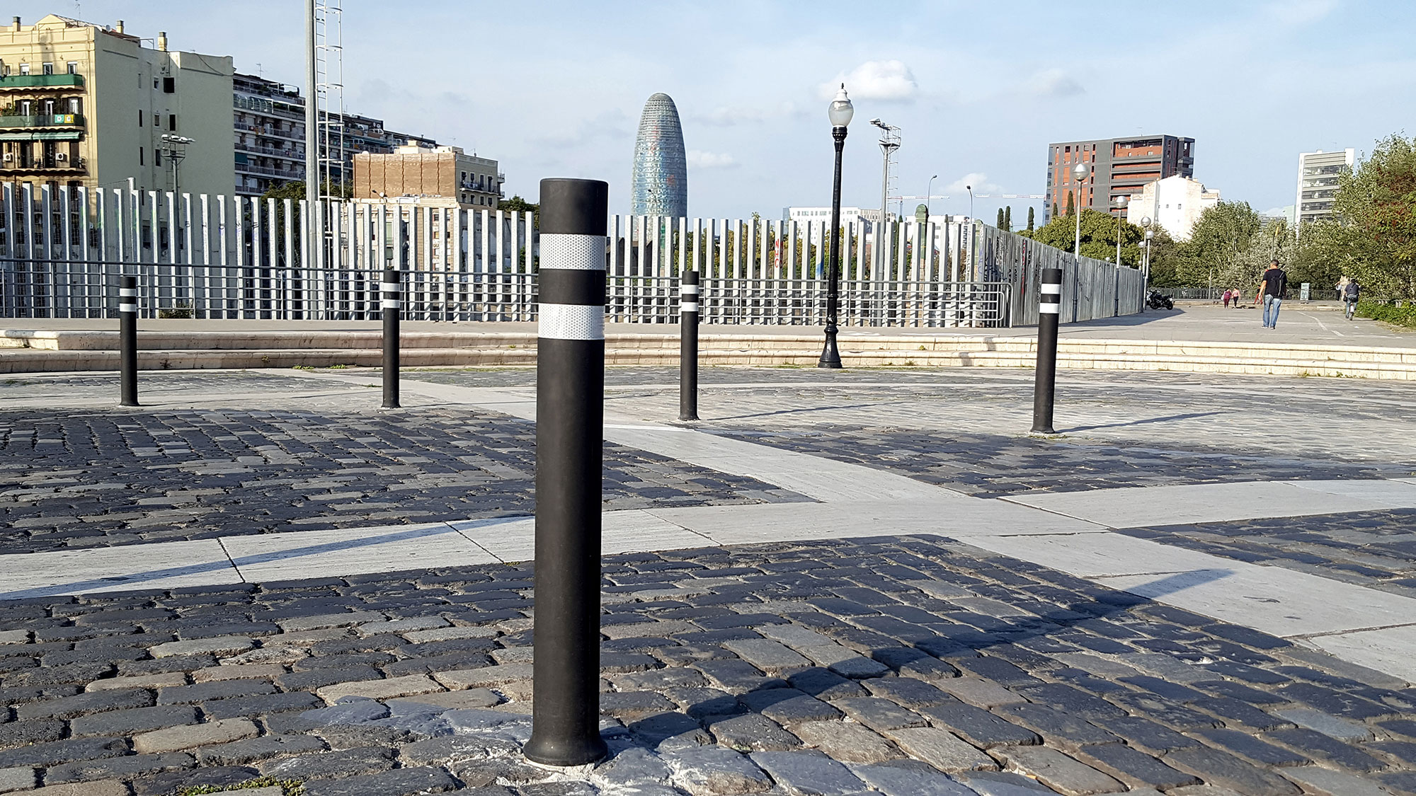 Flexible bollards A-Resist DT at Torre Agbar