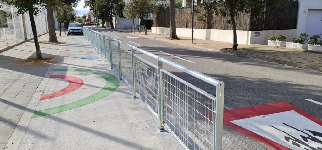 Fences installation at the exit of a school