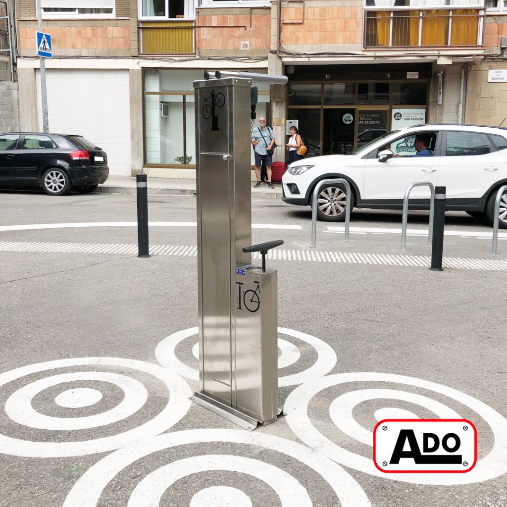 Bicycle maintenance station installed in Barcelona