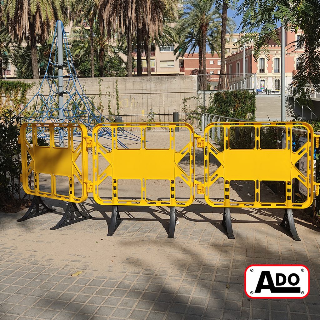 Plastic pedestrian containment fence 1m