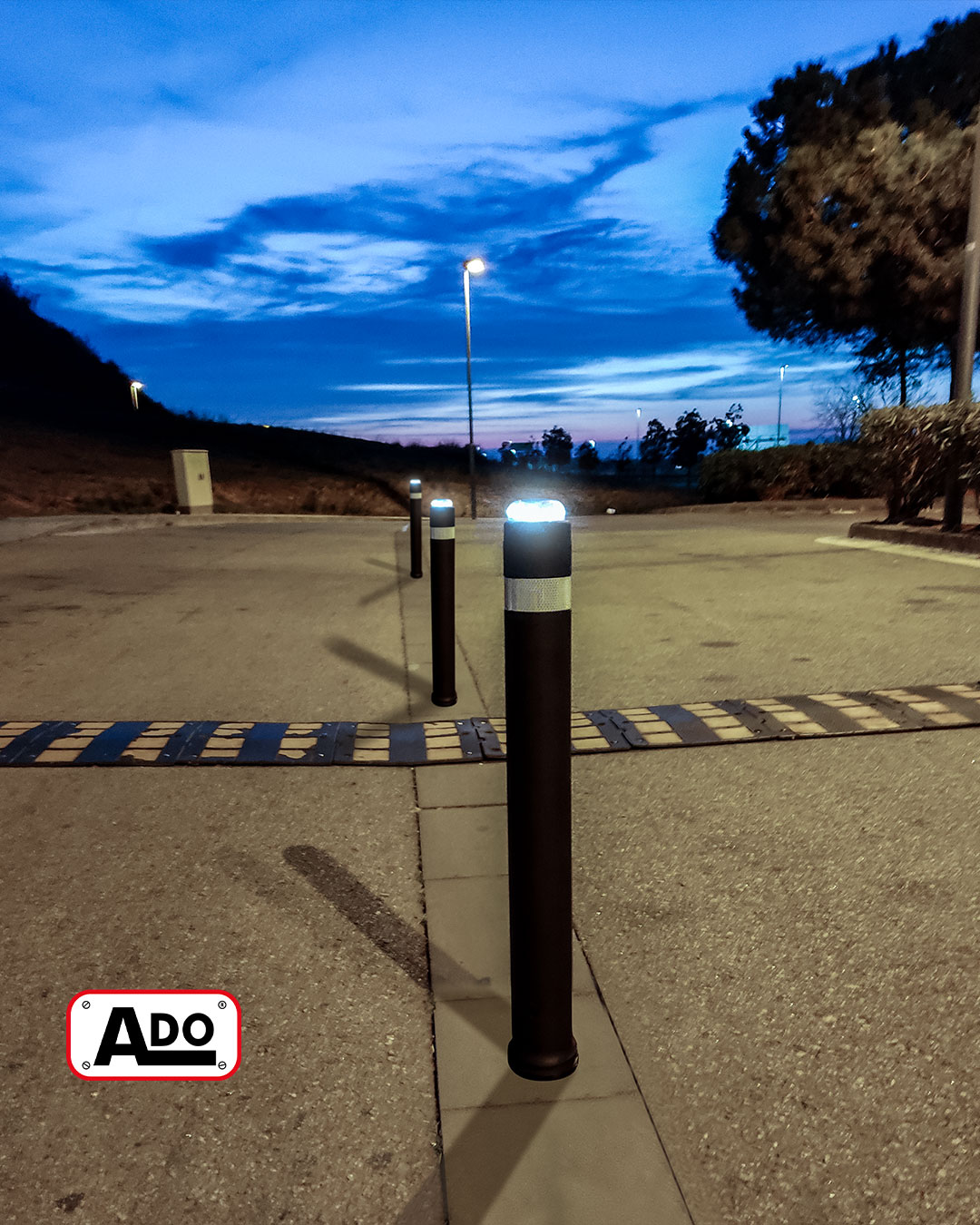 Flexible / semi-flexible bollards with solar led beacon 