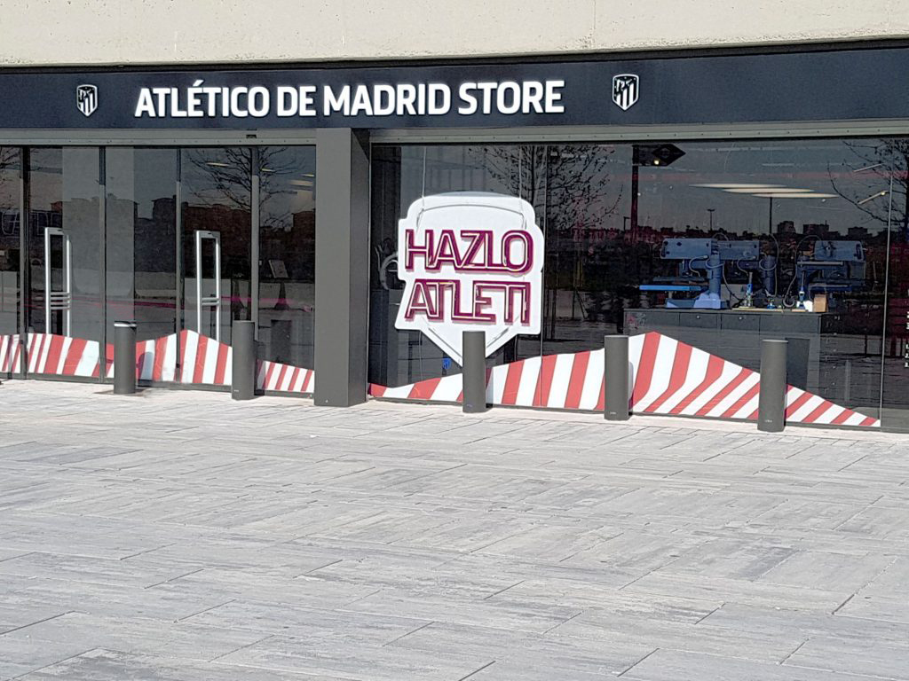 Security bollards Atletico Madrid store