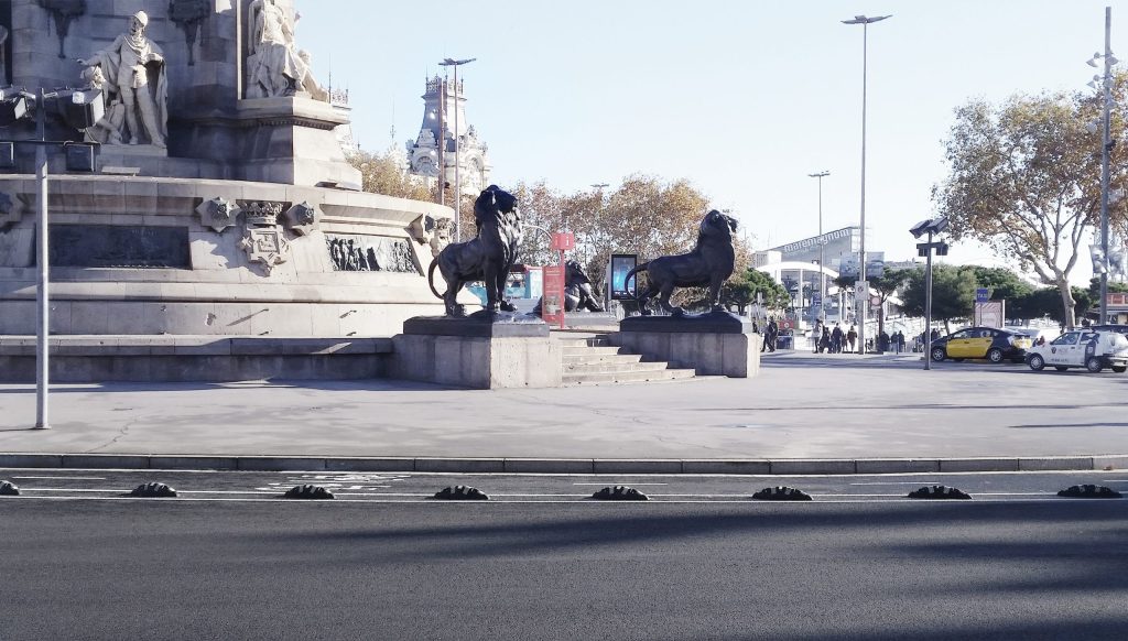 Lane defenders Monument Colon Barcelona