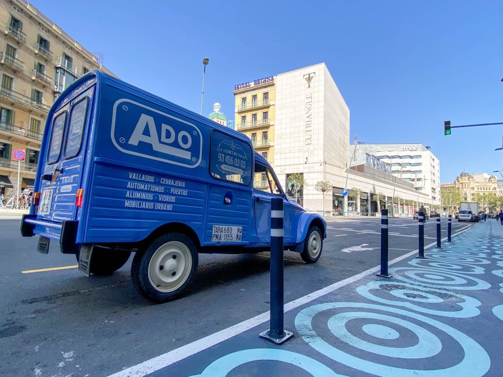 Installation of A-Flex DT bollards with plate in Barcelona