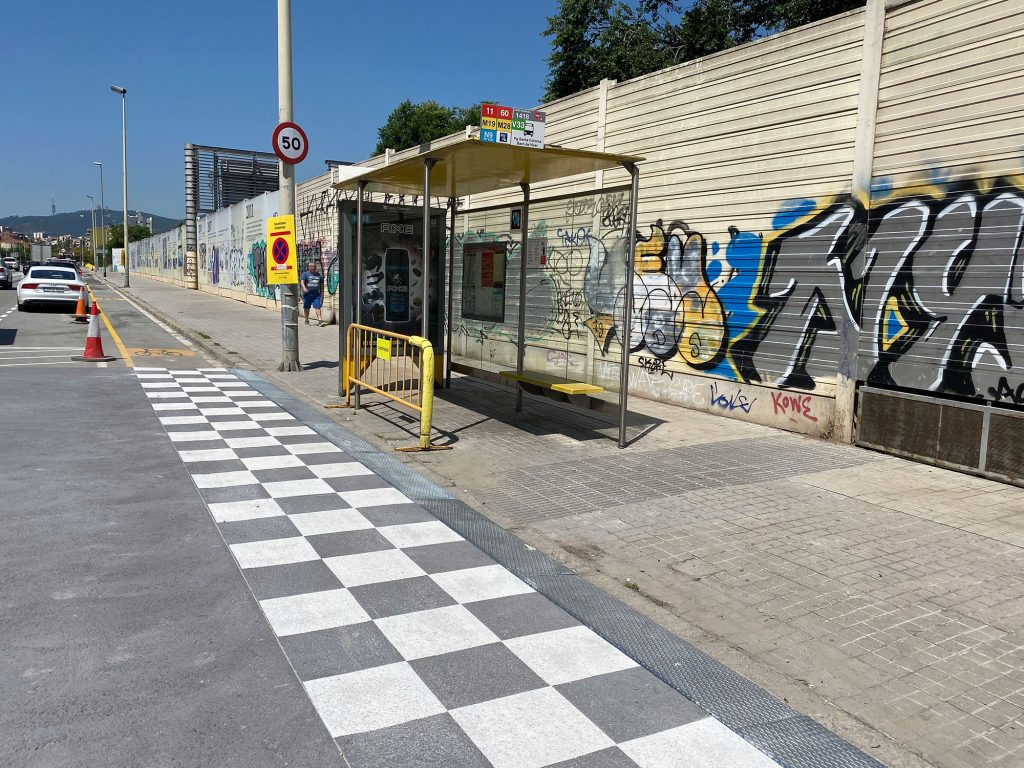 Folding access ramp for bus stops and bike lanes