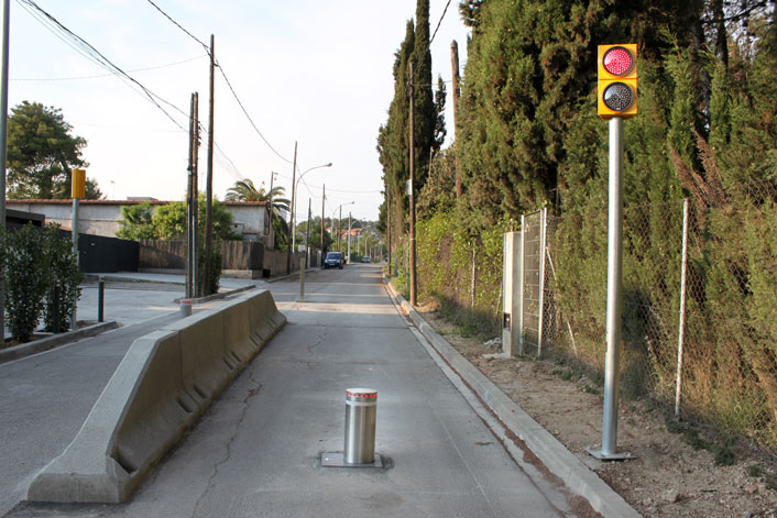Automatic bollards for controling the access to restricted areas