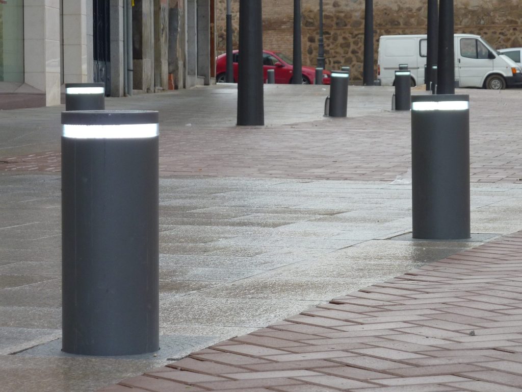 Seami-automatic and removable telescopic bollards