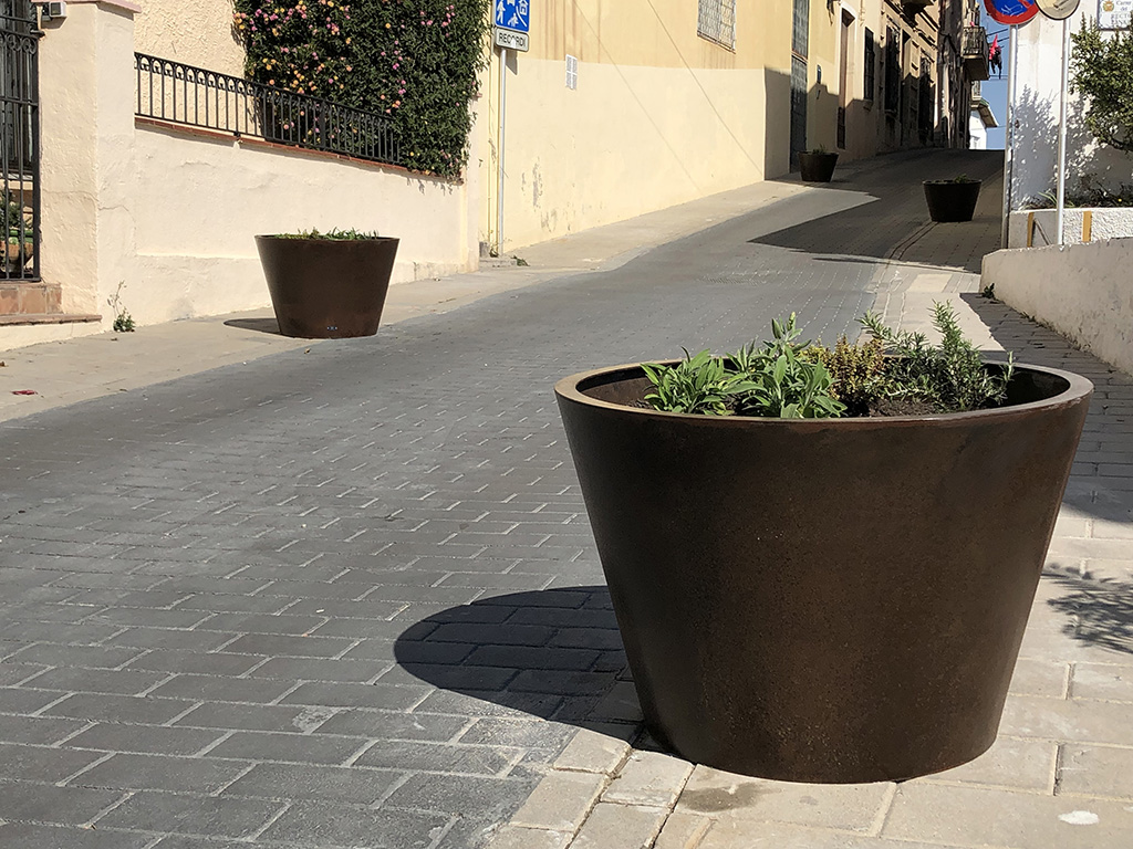 Flower pots in galvanized steel