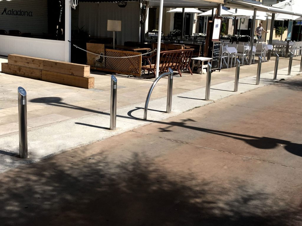 Joint bollards and bicycle racks to delimit the seafront