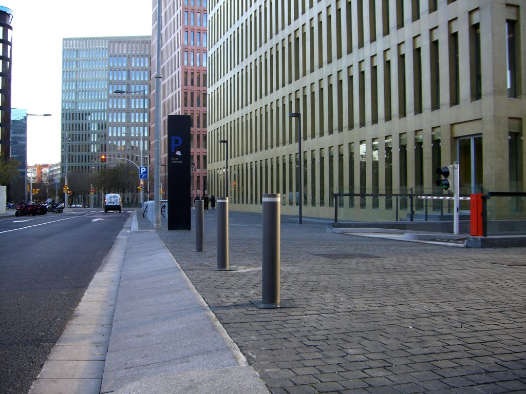 retractable bollards barcelona