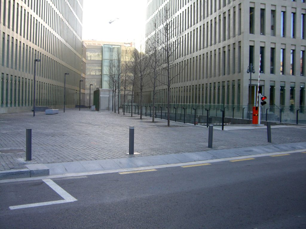 retractable bollards barcelona