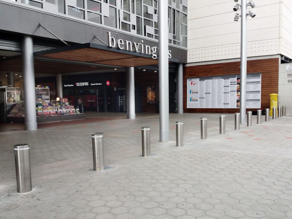 Safety retractable bollards at La Maquinista