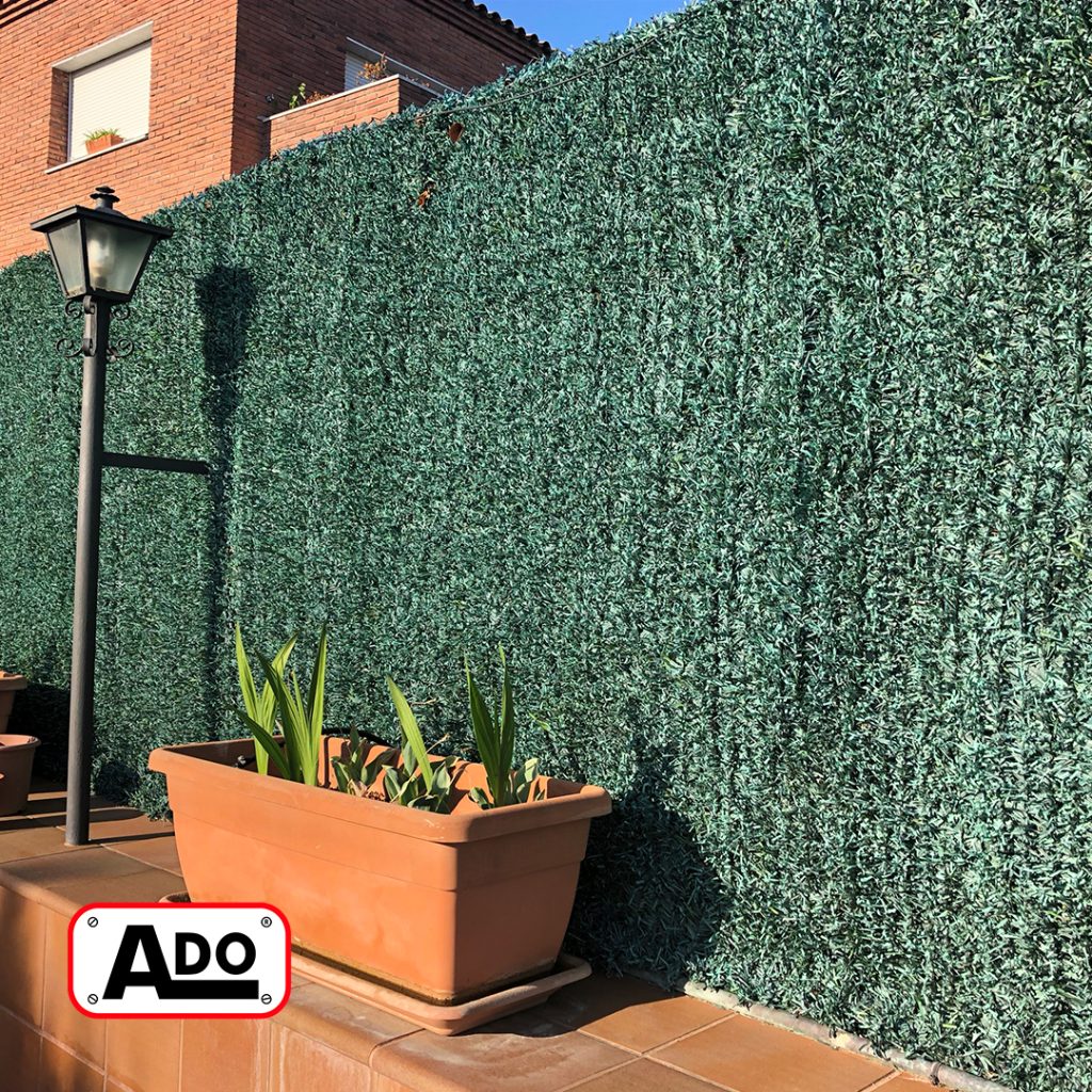 Decorative artificial hedge installed