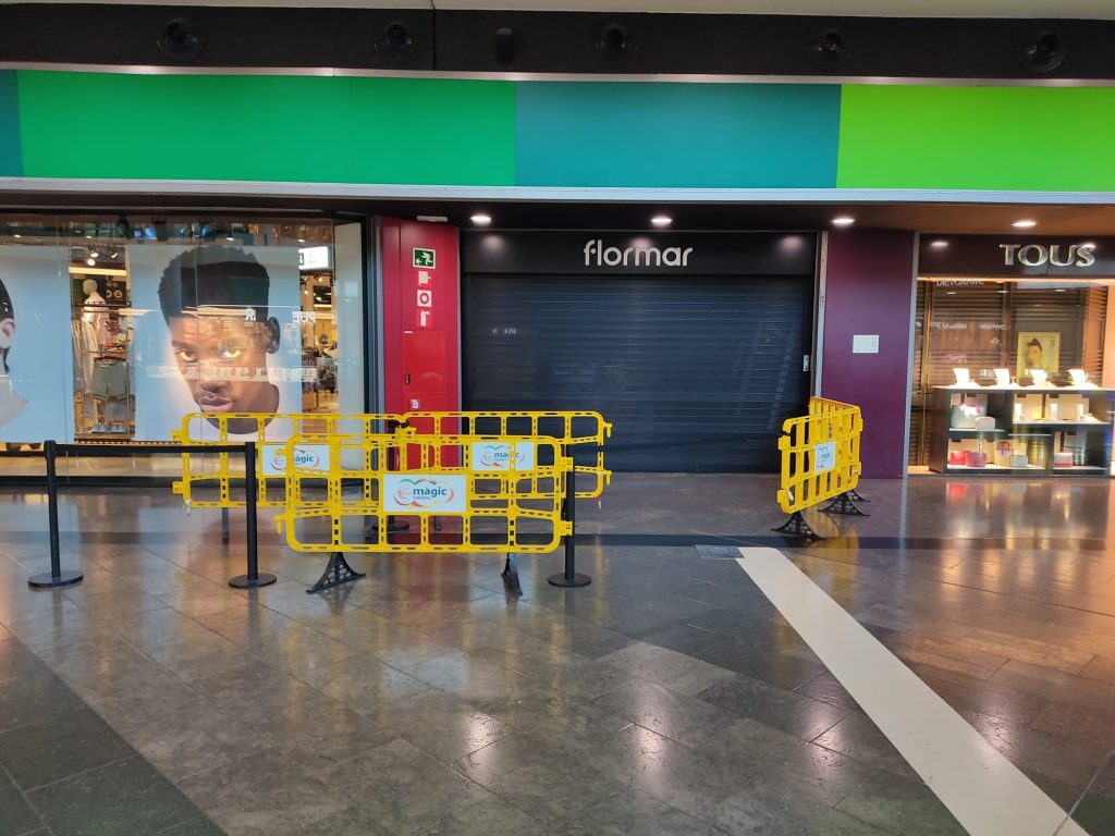 Plastic barrier peatonal for shopping center