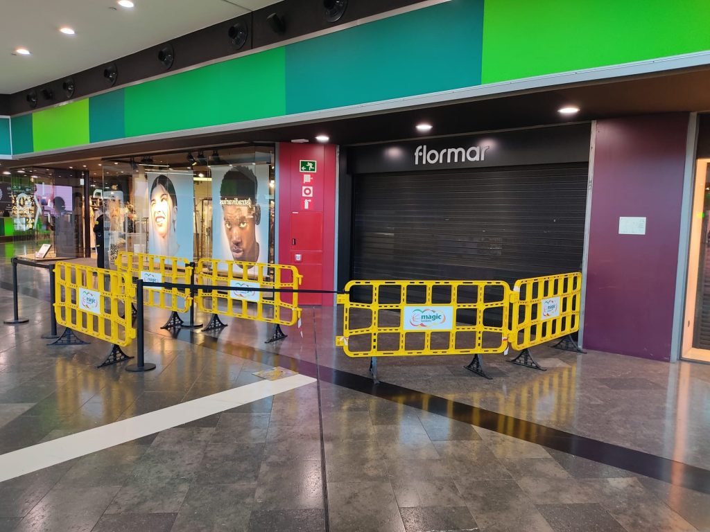 Plastic barrier peatonal for shopping center