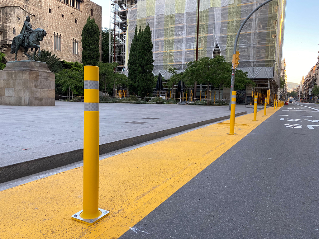 A-flex DT bollards with plate in Via Laietana