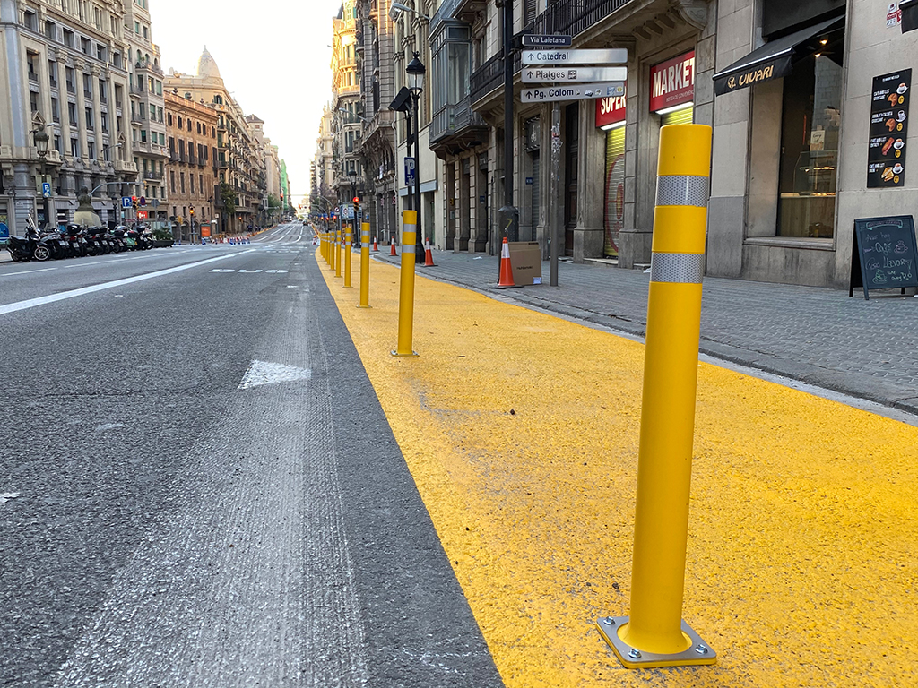 A-flex DT bollards with plate in Via Laietana