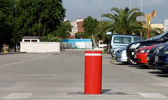 Bornes escamotables en fer laqué rouge installées