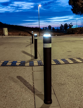 bornes lumineuses solaires avec vis a-blen LED installes