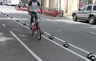 séparateur piste cyclable asymétrique installé à bcn