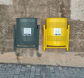 cestino portarifiuti semicircu muro acciaio laccato grigio e giallo