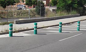 Plastic road delineators 