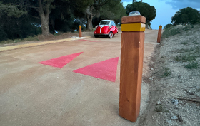 Lighted wooden bollard with LED beacon