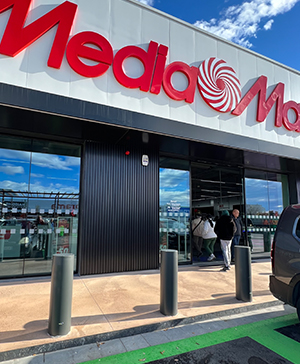 Secutity bollards bcn installed at shopping center