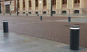Retractable lacquered iron bollards installed