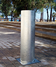 Semiautomatic telescopic bollard