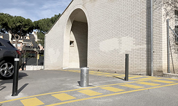 retractable bollard in galvanized steel