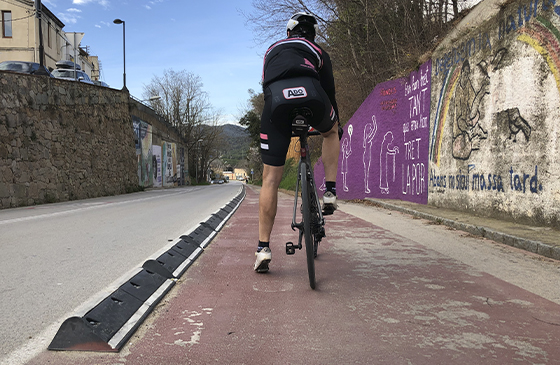 Asymmetric road separator for cyclists protection