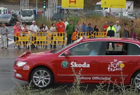 pedestrian containment fence in the tour de france