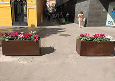 planters in closed position avoiding the passage of vehicles