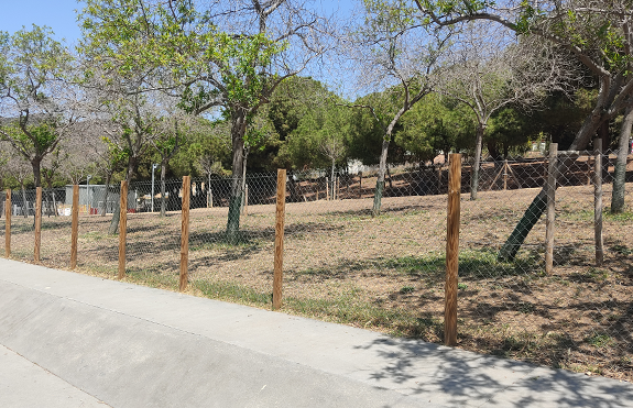 simple torsion wooden fence